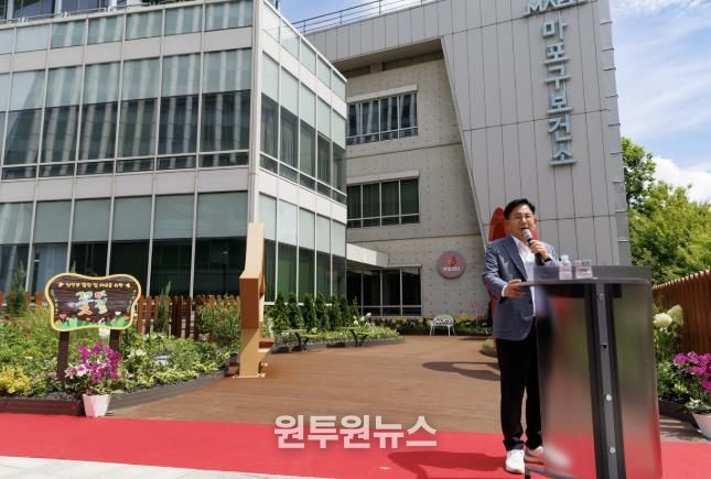 마포구 보건소 앞에서 일상 속 건강관리의 중요성을 강조하는 박강수 마포구청장