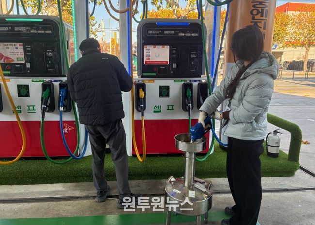 대구 동구청(구청장 윤석준)이 한국석유관리원과 함께 관내 주유소에서 정량검사를 실시하고 있다.