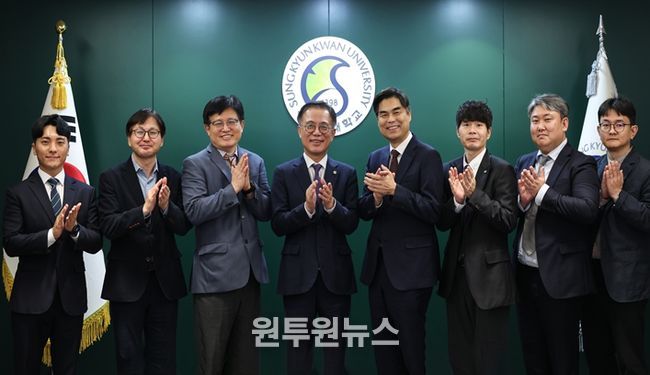 서울AI재단-성균관대학교 업무협약식 체결 (가운데 왼쪽 유지범 성균관대학교 총장, 오른쪽 김만기 서울AI재단 이사장)