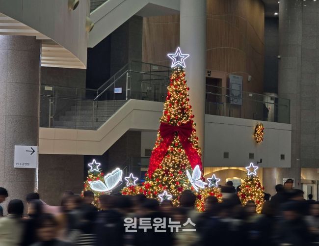 1. 천안예술의전당이 크리스마스를 맞아 대형트리를 설치했다.