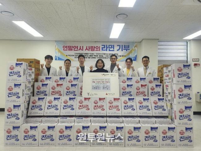 인창동 행정복지센터에서 골든브릿지 메디컬센터 입점 의료기관 관계자들과 라면 전달식을 진행하고 있다.