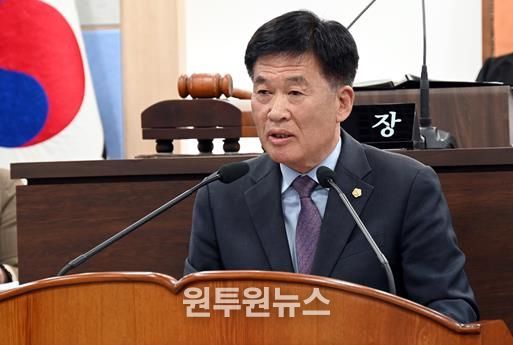남해군의회 임태식 의원이 11월20일 제289회 제2차 정례회 제1차 본회의에서 5분 자유발언을 하고 있다.