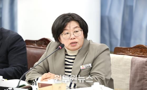 전라남도의회 제395회 제2차 정례회 2026년도 인구청년이민국 소관 예산안 심사(19일)에서 오미화 의원이 집행부를 향해 질의하고 있다.