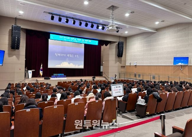 11월 20일 오후, 세종특별자치시교육청교육원에서 ‘오늘의 나눔, 내일의 성장’이라는 주제로 2025 유아교육 나눔의 날이 진행되고 있다.