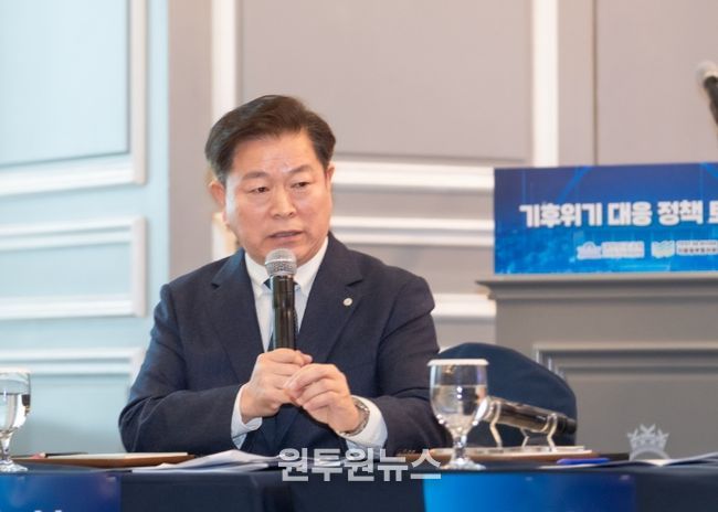 박승원 광명시장이 24일 서울 여의도 켄싱턴호텔에서 열린 ‘국가와 지방이 함께하는 탄소중립 실현, 기후위기 대응 정책 토론회’에 참석해 지방정부 기후 분권의 필요성에 대해 말하고 있다.