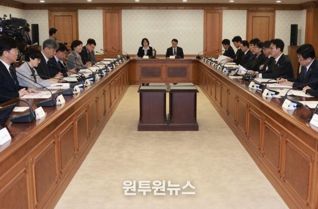 김민석 국무총리가 25일 세종대로 정부서울청사에서 열린 미세먼지특별대책위원회를 주재하고 있다.