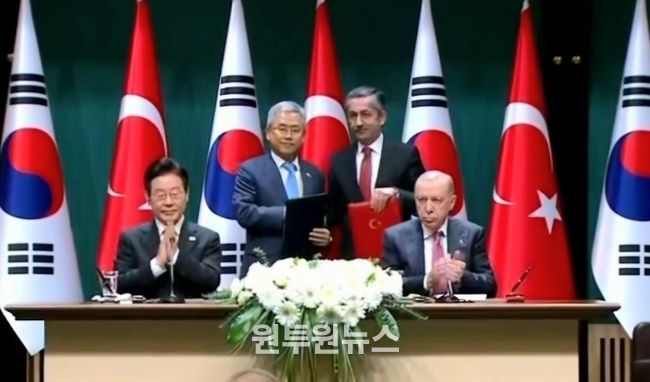 튀르키예 대통령궁에서 양국 정상 임석하에 MOU 체결(왼쪽부터 대한민국 대통령 이재명, 한국전력 사장 김동철, 튀르키예 원자력공사 사장 네자티 야마치, 튀르키예 대통령 에르도안)