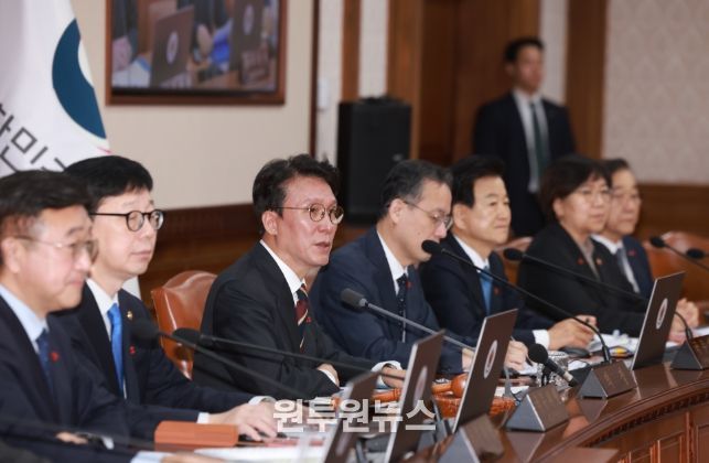 김민석 국무총리가 25일 세종대로 정부서울청사에서 열린 국무회의를 주재, 모두발언을 하고 있다.