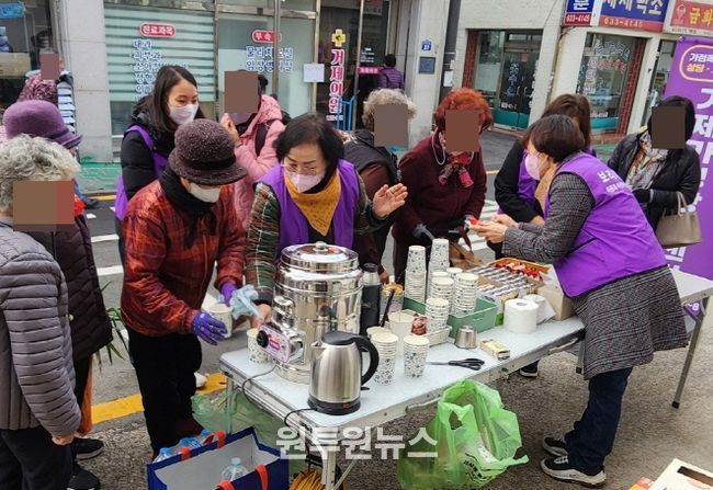 거제면 장터에서 여성폭력 예방 캠페인