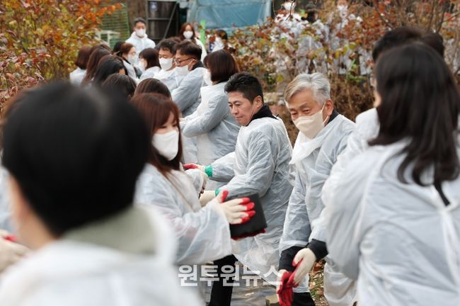 연탄 배달 봉사로 온기 나눈 인천 중구 공직자들