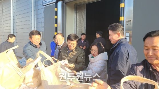 이호범 화순 부군수가 26일 사평육묘장을 직접 방문해 2025년산 공공비축미곡 매입 상황을 점검하고, 농업인들을 격려했다.