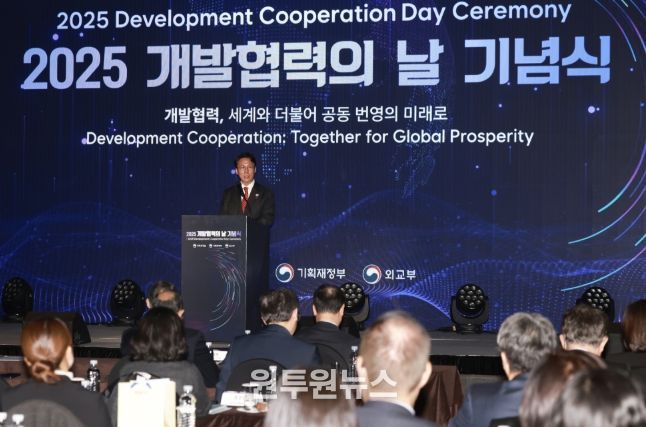 김민석 국무총리가 25일 중구 플라자호텔에서 열린 개발협력의 날 기념식에 참석, 기념사를 하고 있다.