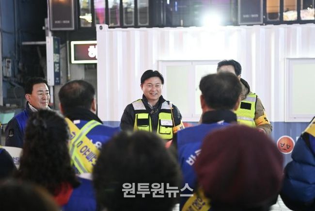 조용익 부천시장이 지난 25일 부천역 피노키오 광장 미디어안전센터 앞에서 시민대책위원회 가두캠페인에 대해 감사인사를 전하고 있다.