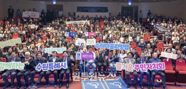 행사 참석자들이 단체 사진을 촬영하고 있다.