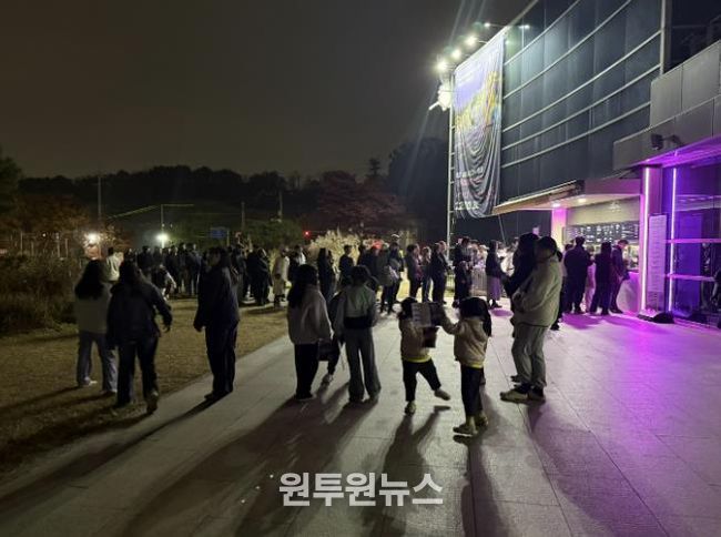 루미나래 입장을 위해 현장 발권을 하는 시민들