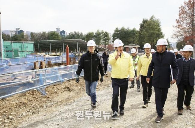 최대호 안양시장이 26일 청계통합정수장 고도정수처리시설 공사 현장을 방문해 진행상황을 점검하고 관계자들을 격려했다
