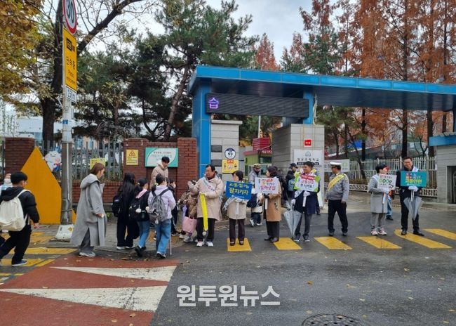 27일 오전, 창우초등학교 통학로에서 이현재 하남시장이 학생들이 안전하게 건널 수 있도록 보행을 안내하고 있다.