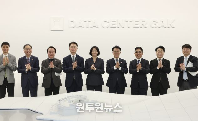 김민석 국무총리가 27일 세종 행복대로 네이버데이터센터 각 세종에서 열린 현장 간담회를 주재하고 있다.