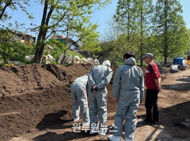 (전문가 컨설팅) 악취 전문가가 아산시 소재 축산농가를 방문해 악취저감을 위한 방안을 마련하기 위해 시설을 점검하고 있다.