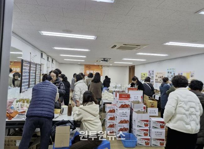 엄마줌마 알뜰장터 및 작품 전시회 현장 모습