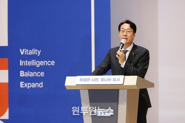 정명근 화성특례시장이 공직자들에게 인사말을 하고 있다.