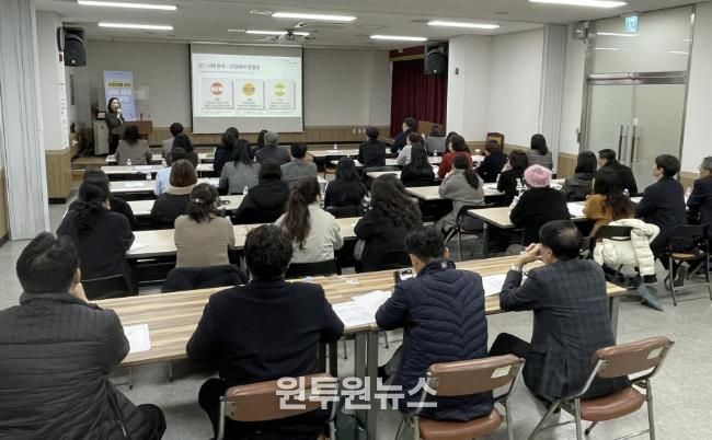 동 지역사회보장협의체 위원 등 실무자들이 2일 안산시청 대회의실에서 사회적고립예방을 위한 ‘중장년 발굴·지원 사업’ 3개년 성과 보고 간담회를 진행하고 있다.