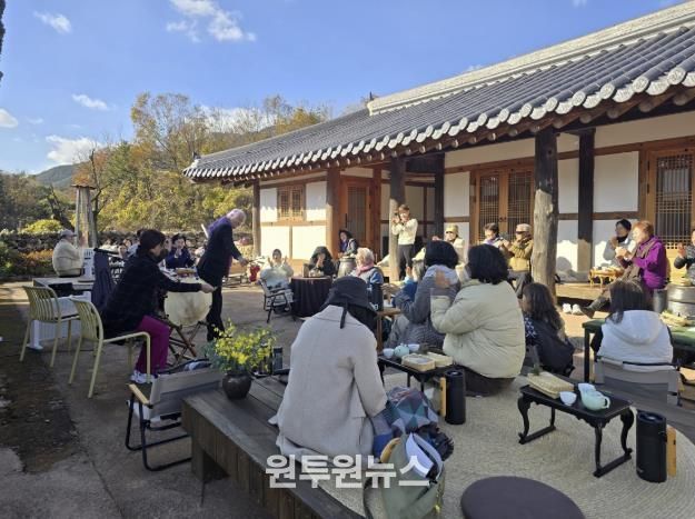 ‘힐링 다도·휴’ 프로그램에 참여자들이 다양한 체험을 즐기고 있다.