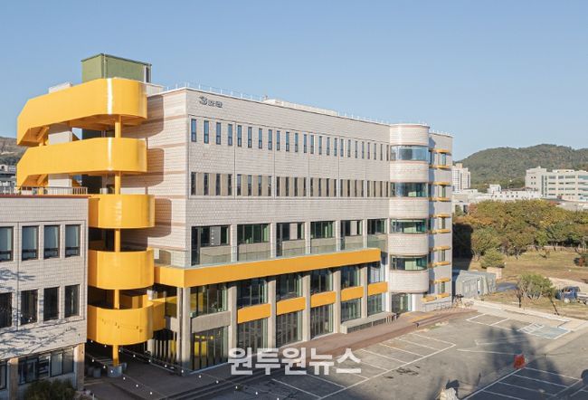 밀양소통협력공간으로 새단장을 마친 옛 밀양대 강의동(건물외부는 최대한 보존)