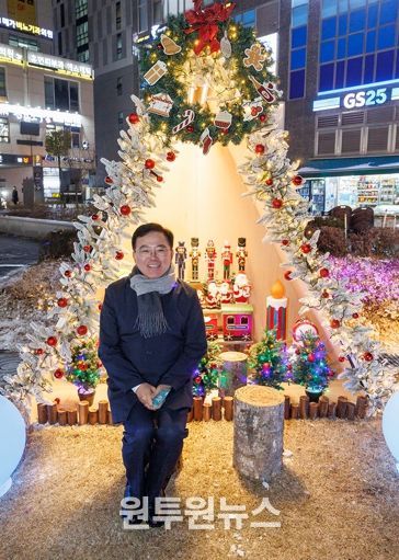 진교훈 서울 강서구청장이 발산역 1번 출구 앞 광장에 조성된 ‘마곡 위시빌리지’ 점등식을 찾아 크리스마스 조형물 앞에서 기념사진을 찍고 있다.