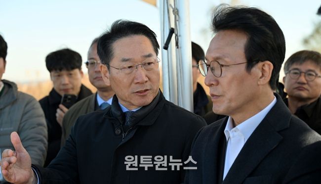 유정복 시장이 지난 11월 21일 수도권매립지에서 김민석 국무총리와 매립 현황과 매립장 사용종료에 따른 활용방안을 점검하고 있다.