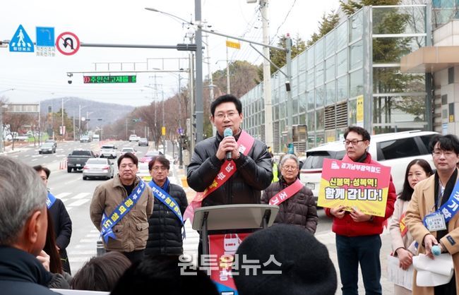 이상일 용인특례시장은 6일 오전 수지구 성복동 일대에서 수지연대 주관으로 열린 ‘경기남부광역철도 조기 착공 촉구 걷기대회’에 참석했다.