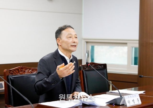 한명훈 의원이 지난달 25일 제300회 제2차 정례회 도시환경위원회에서 자신이 대표 발의한‘안산시 가로등 및 보안등 설치·관리 조례안’에 대해 설명하고 있다.