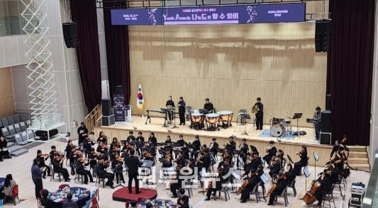 울산학생오케스트라가 6일 '2025 울산 유스어워즈' 개막 공연에서 재능기부 연주를 하고 있다.