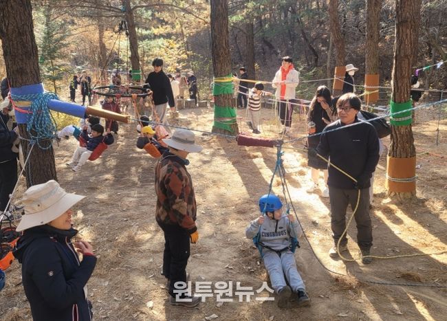 울산지역 영유아 가족들이 6일 울주군 선바위 공원 일원에서 숲 밧줄 생태 놀이를 하고있다