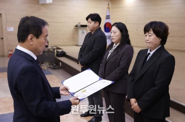 수상 사진(오른쪽부터 김진미 축수산팀장, 이미선 인구정책팀장, 김용진 주무관, 김문근 단양군수)