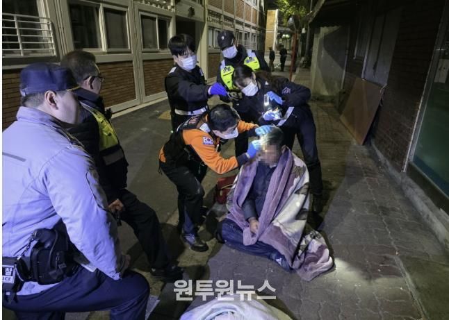 노숙인 건강을 확인하고 있는 모습