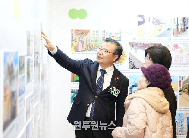 ‘우리동네 미술관’ 전시를 둘러보고 있는 류경기 중랑구청장
