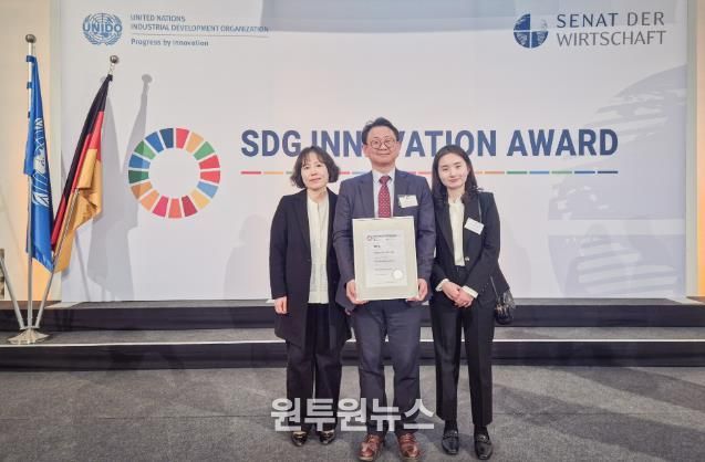 정영준 부구청장(가운데)을 비롯한 서초구 관계자들이 현지시각 6일 독일 뮌헨에 위치한 바이에른 주의회에서 열린 ‘2025 유엔 지속가능발전 혁신상(UN SDG Innovation Award)’에서 지방정부 부문 TOP 5에 선정돼 기념 촬영하고 있다.