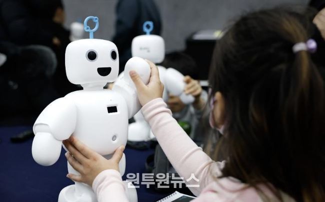 ’25. 2. ‘초등학생 AI친구 로봇사업 설명회’에서 한 어린이가 로봇 사용법을 배우고 있다