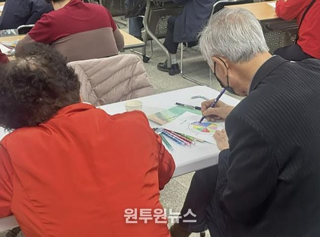 웰다잉교육에 참여한 시민이 내 삶을 돌아보는 노트를 작성 중이다