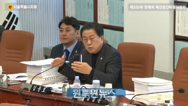 12월 3일 열린 제333회 정례회 예산결산특별위원회 회의에서 기후환경본부를 대상으로 용산 유엔사 부지(더 파크사이드 서울) 일대의 토양·지하수 오염 문제와 환경영향평가 부실 의혹 등에 대해 김용호 서울시의원이 질의하고 있다.
