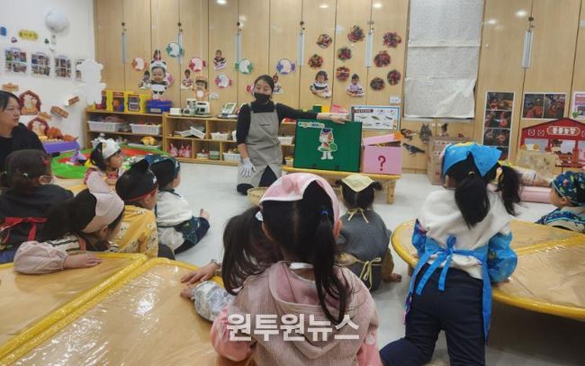 SK행복어린이집 영유아들이 2일 식재료 탐색 활동을 하고있다.