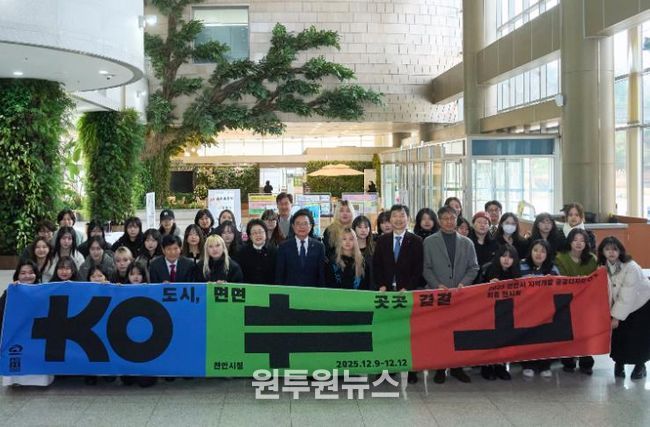 김석필 천안시장 권한대행 부시장이 9일 시청 로비에서 열린 ‘2025 지역개발 공공디자인 연구용역’ 최종보고회 연구 성과 전시를 둘러보고 있다.