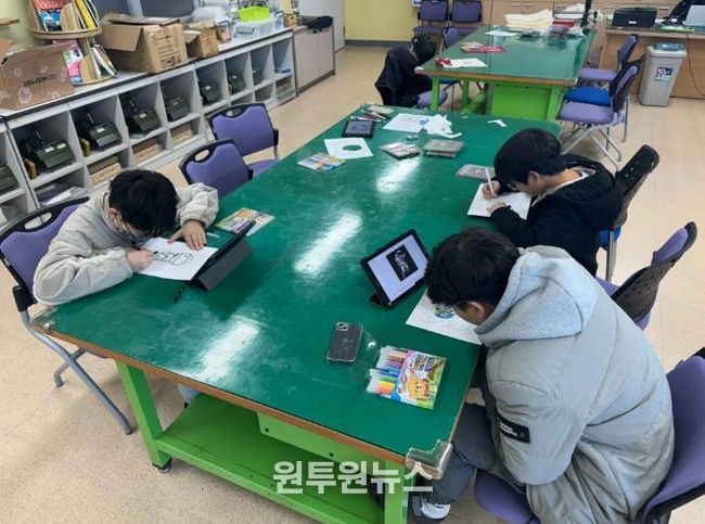 학생들이 '아트사이언스 공작교실'에서 친환경가방 만들기를 체험하고있다.