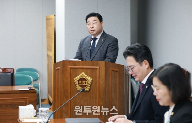 신민호 의원(순천6, 더불어민주당)이 9일 운영위원회에서 ‘순천 신대·선월지구 개발이익 환수 특별위원회 구성 결의안’ 제안설명을 하고 있다.