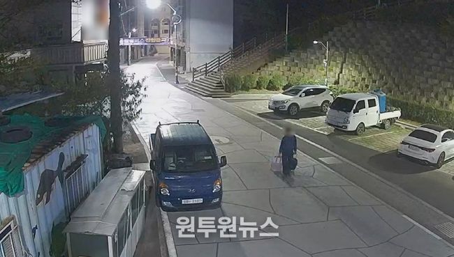 A씨가 절도한 물품을 캐리어에 숨겨 이동하는 장면