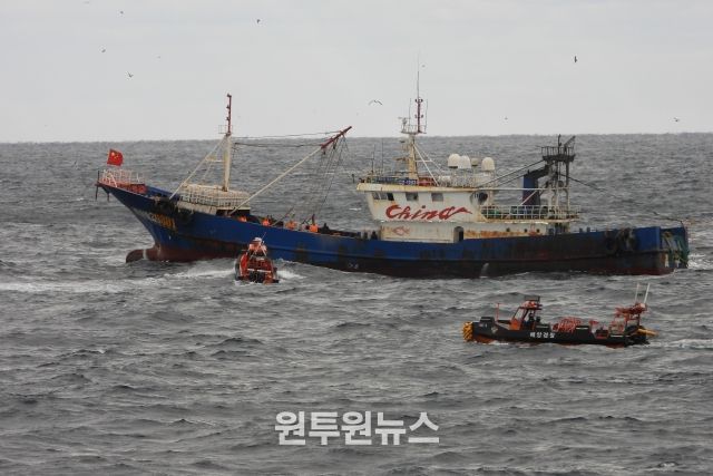 12월 5일 오후 배타적경제수역에서 조업중인 중국어선 대상 검문검색을 위해 해양경찰 고속단정이 다가가는 모습