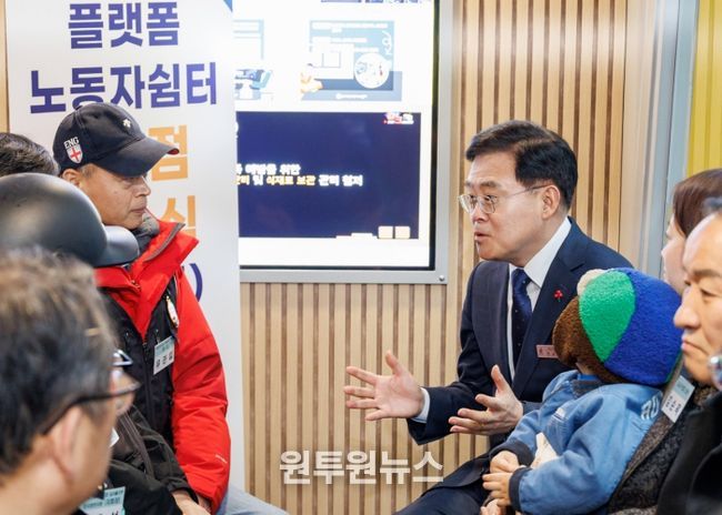 진교훈 서울 강서구청장(오른쪽 맨 뒤)이 이동노동자 쉼터 2호점 개소식에서 이동노동자와 대화를 나누고 있다.