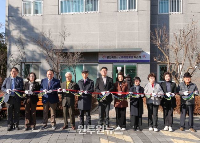이상일 용인특례시장이 9일 ‘스마트 경로당 개소식’에서 테이프 커팅을 하고 있다.