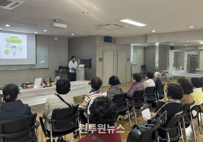 어르신들이 영양 교육을 받고 있다